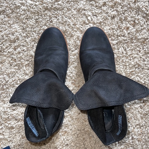 UGG Elora boot.  Black.  Size 7.  Womens boot. - Picture 8 of 10